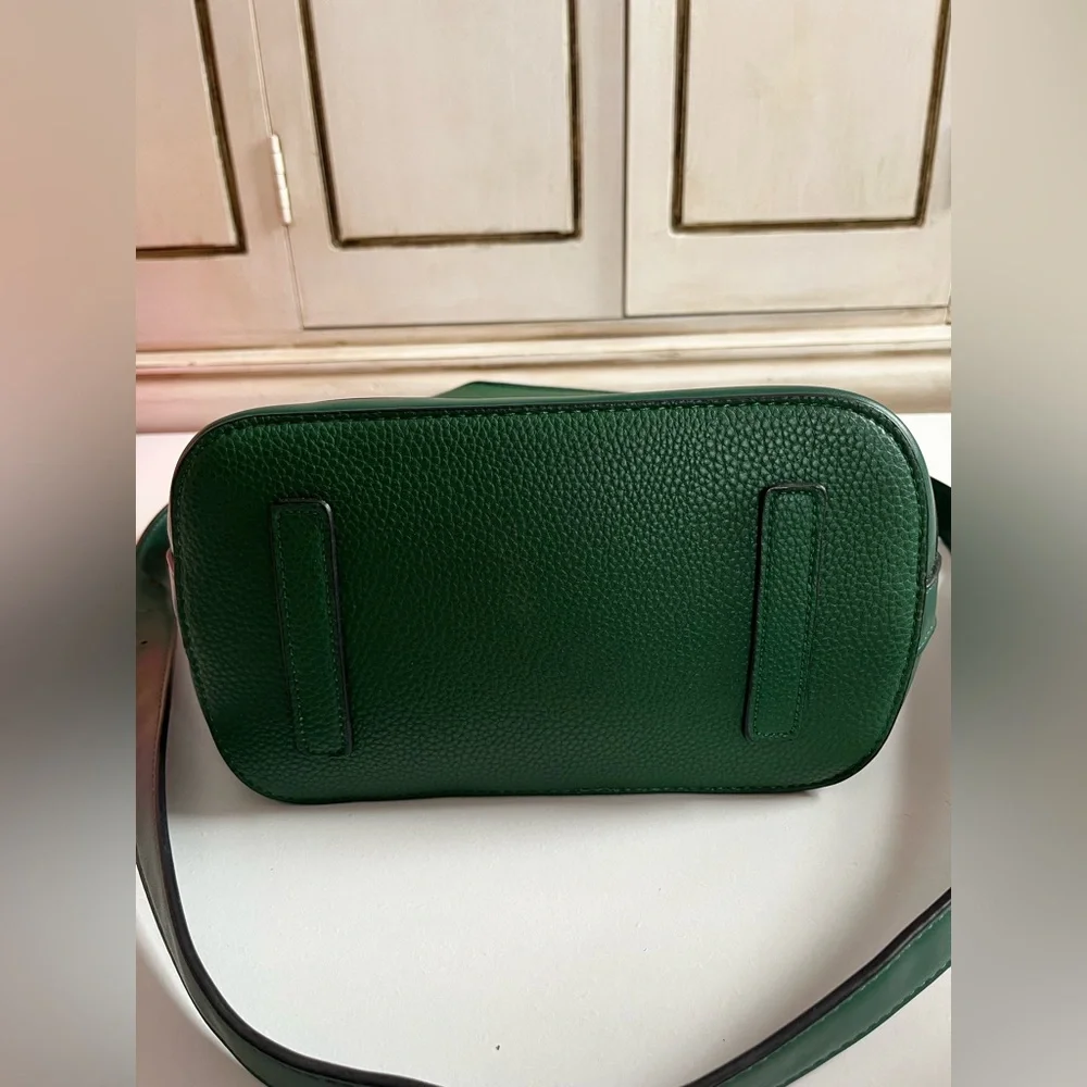 Louenhide green faux leather crossbody purse, zipper closure interior pockets